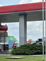 Je vidět už od silnice. Nová školka, pohled od benzinové pumpy