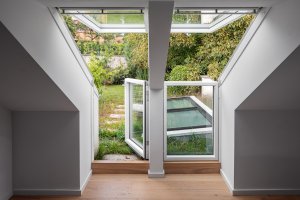 Iveta Langerová architekti navrhli rekonstrukci pražského rodinného domu, který se otevírá zeleni