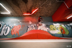 Vltavská Underground 2, U/U studio: Červená barva a neony dodávají místu dynamickou pestrost