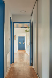 Když vyjdete po schodišti do prvního patra, ocitnete se v chodbě, která propojuje čtyři pokoje, obytnou místnost a dvě koupelny. (Rodinný dům v Řevnicích, 0,5 studio)