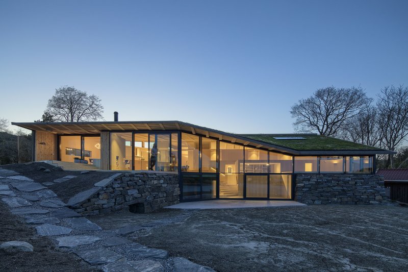 Na ostrově Finnøy vyrostl dům s výhledy na oceán. Navrhla ho architektonická kancelář Helen & Hard.