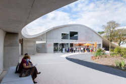 SOIL + FREAKS – Site Verrier de Meisenthal: Pod betonovou vlnkou jsou umístěny další potřebné provozy, například kanceláře