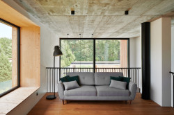 Nad převýšenou jídelnou se v patře nachází prostor určený k odpočinku. (Dům ve třech zahradách, Air ateliér)