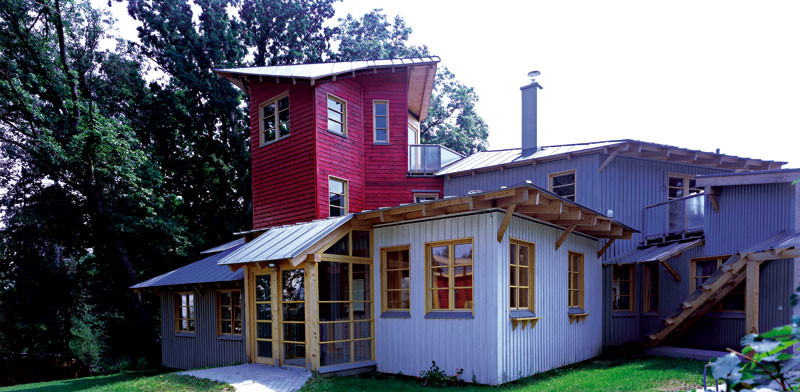 Projekt vily v Plané nad Lužnicí vytvořil Vlado Milunić roku 1999 pro podnikatele pro Františka Hnoju. Ten tehdy zakoupil asi hektarový pozemek, který byl dříve částí lesoparku a chtěl na něm vybudovat unikátní stavbu.