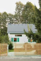 Pohled na dům z ulice (Rodinný dům Chřibská od 0,5 Studio)