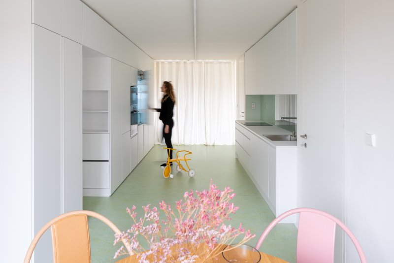 Rekonstrukce bytu v panelovém domě v Praze od RDTH Architekti (odstín Marmoleum Splash 3430, Forbo Flooring Systems)