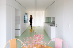 Rekonstrukce bytu v panelovém domě v Praze od RDTH Architekti (odstín Marmoleum Splash 3430, Forbo Flooring Systems)