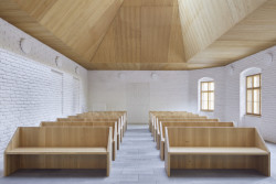 Vnitřní dispoziční řešení reflektuje tři základní principy: odstranění vnitřních příček pro maximální prostor... (Smuteční síň ve Vimperku, Jakub Vašek)