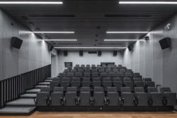 Městská knihovna v Praze na Petřinách, studio MONOM: V suterénu se nachází sál pro 60 lidí.