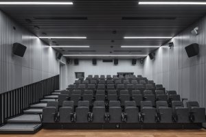 Městská knihovna v Praze na Petřinách, studio MONOM: V suterénu se nachází sál pro 60 lidí.