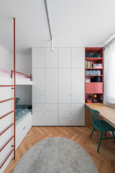 Syté barvy nás provázejí celým bytem. (Byt 4+1 v panelu; Zuzana Bartasová)