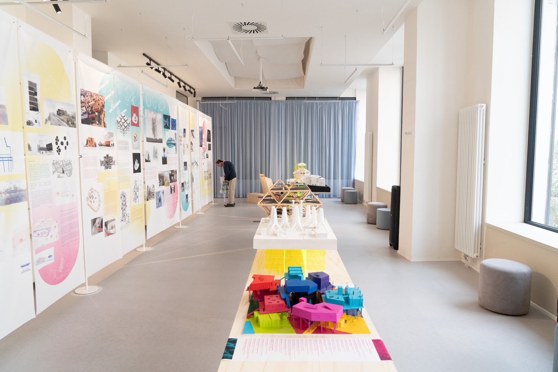 Do 13. října 2023 bude v kreativním hubu KUMST k vidění výstava Široký perimetr architektury