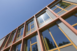 Přístavba školy ve Studenci, CHRAMA: Vystupující betonová konstrukce vytváří její nový charakter a dodává stavbě současný střídmý výraz