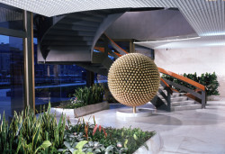 Interiér Paláce kultury v Praze s pohledem na plastiku Slunce Vladimíra Procházky