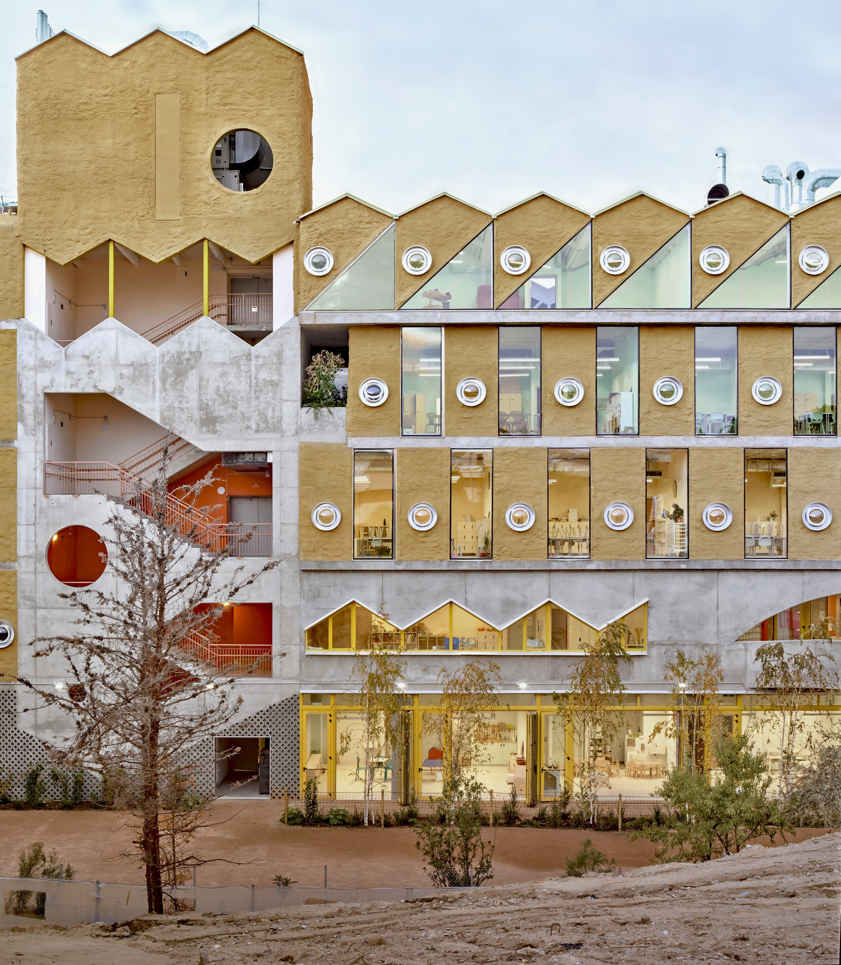 Šetřilo se. Například i betonem, kterého je použito co nejméně. (Reggio škola v Madridu, Office for Political Innovation)