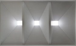 Svítící vrchlíky komolých jehlanů (Interiér smuteční síně; Atelier 38)