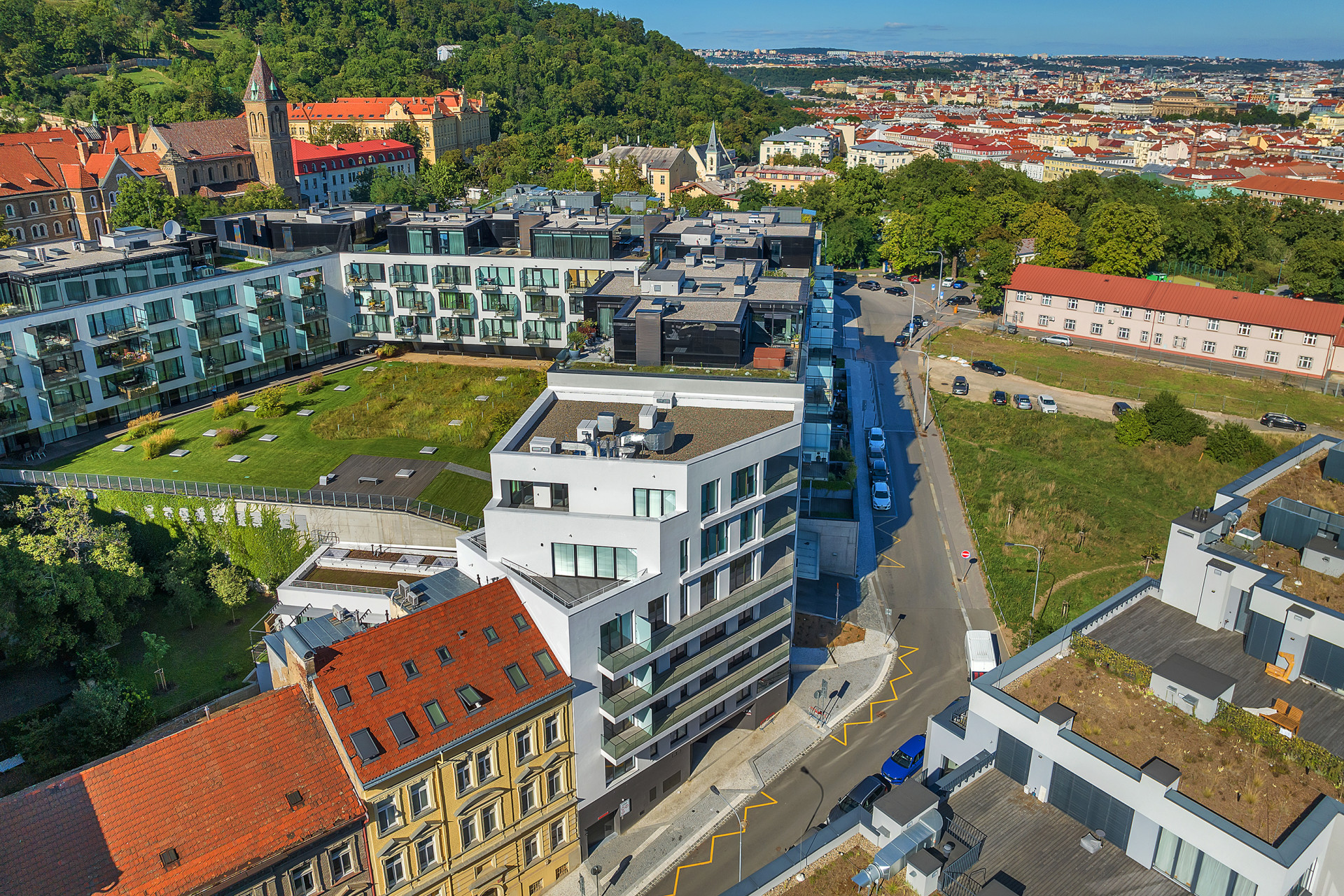 Pohled na blok s domy Rezidence Sacre Coeur II, Rezidence Kobrova a Holečkova House
