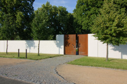 Bílá zeď kontrastuje s kortenem. (Rekonstrukce hřbitova v Pátku, Tomáš Podrázský)