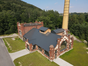Dnes objekt funguje znovu jako kotelna, ovšem s moderní technologií na spalování slámy. „Kotle topí, stavba žije a díky majiteli je k nahlédnutí veřejnosti. Je to prozatím nekončící příběh,“ píše architekt Horatschke v knize.
