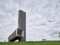 Cíle cest je projekt města Litomyšl. Jsou to drobné intervence do krajiny od architektů. (Rozhledna na Litomyšl, atelier-r)