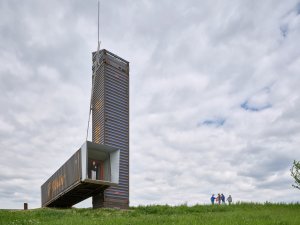 Cíle cest je projekt města Litomyšl. Jsou to drobné intervence do krajiny od architektů. (Rozhledna na Litomyšl, atelier-r)