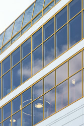 Současný lehký obvodový plášť z hliníku a skel dodala na fasádu nového Máje společnost Hinton a okna Hi okna.