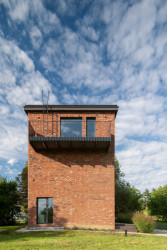 Ateliér Laplan proměnil bývalou trafostanici v moravském Vyškově na kanceláře a byt