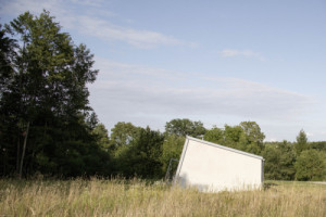 Samotné prostředí jižních Čech k tomu nabízelo ideální předpoklady a autoři jejich potenciál využili naplno. (Dům se šikmou fasádou; Papundekl architekti)