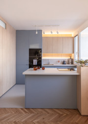 Na podlaze zůstaly stávající parkety, na jiných místech je nové marmoleum. (Rekonstrukce bytu v panelovém domě v Praze na Gutovce; P2P.)