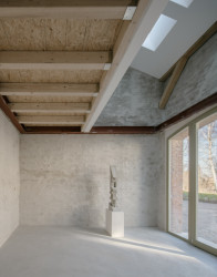 Bývalá kočárovna dnes slouží jako sochařský ateliér. (Rodinný dům s ateliérem, Helga Blocksdorf Architektur)