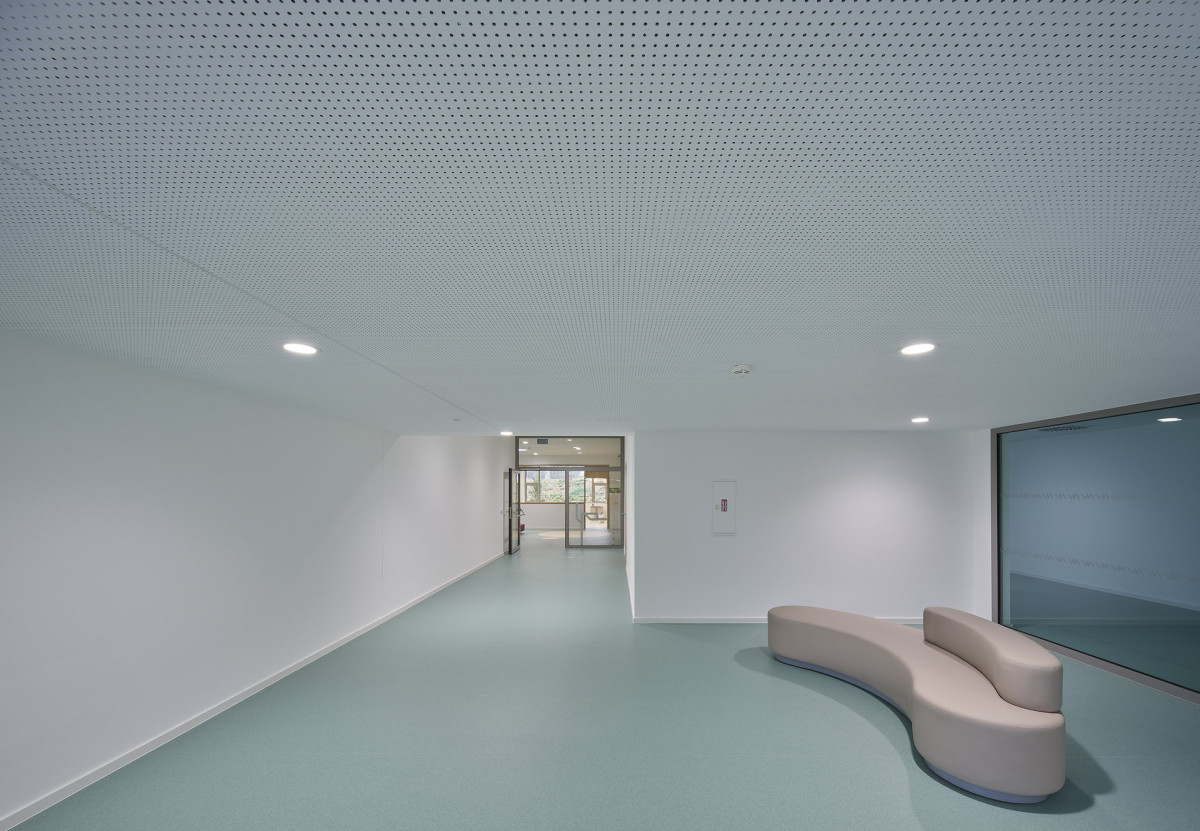 Nová škola od studia OVA architekti je v Berouně. (Nová škola Via v Berouně; OVA )