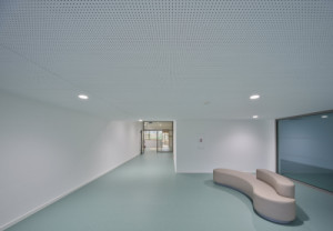 Nová škola od studia OVA architekti je v Berouně. (Nová škola Via v Berouně; OVA )