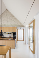 Uvnitř hlavního obytného prostoru (Dům u vinohradu, ARCHITEKTI mikulaj & mikulajová )