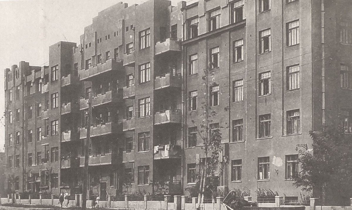 Dům slova patří k  historicky významným budovám Charkova. V meziválečné době se stal místem, kde bydlela ukrajinská inteligence. Mnoho významných osobností zde bylo zavražděno během stalinistických čistek.