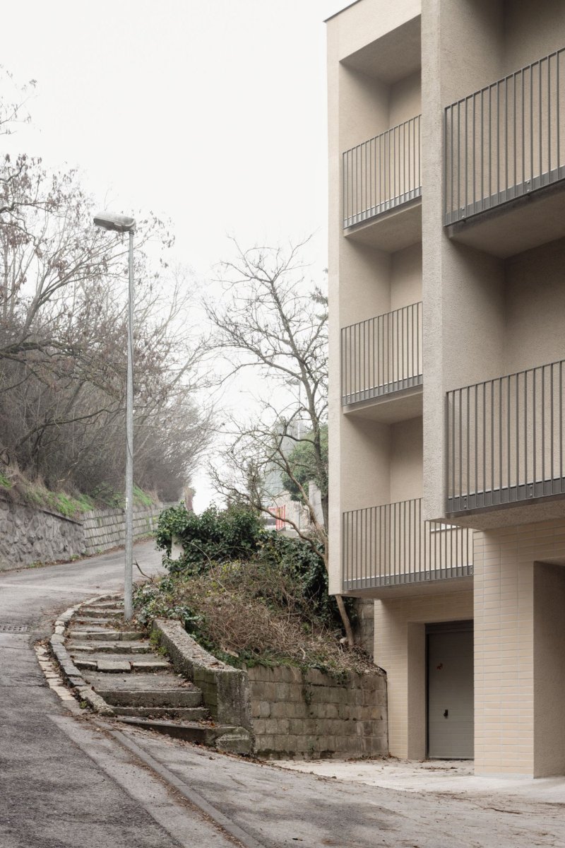 Rekonstrukce bytu a bytového domu Nový Svet, ARCHITEKTI mikulaj & mikulajová - Strukturovaná břízolitová omítka a světlý keramický obklad kabřince odkazují na charakter původních architektonických prvků
