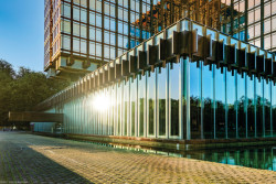 Při rekonstrukci stavby bylo třeba respektovat její původní vzhled, který do podstatné míry utváří plášť ze zlatavého skla.