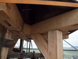 Rekonstrukce kostela sv. Anny ve Verneřicích, stav před rekonstrukcí, Pohled na vyměněnou část tesařské konstrukce - foto