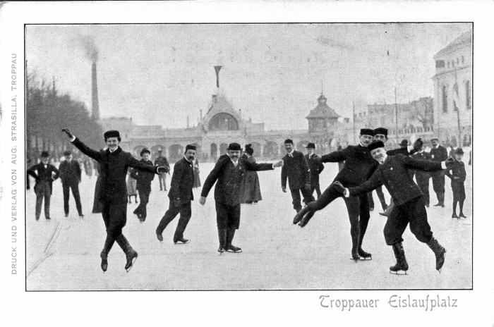 Pohled na budovu z lední plochy - asi 1. desetiletí 20. století.