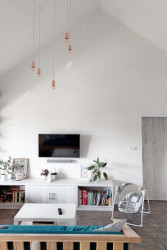 Bydloarchitekti - Vesnický dům Polanka nad Odrou: Obývací prostor je otevřený do krovu