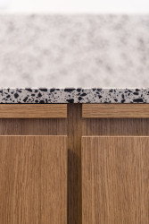 Interiérová designérka Diana Perknovská navrhla byt pro svou sestru, ve kterém se snoubí světlé barvy s přírodními materiály