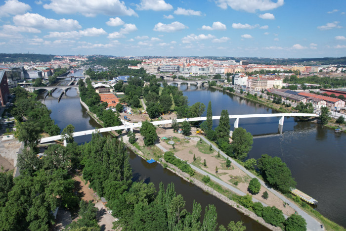 Mezi pražské mosty přibude od pátku nová bílá silueta Štvanické lávky