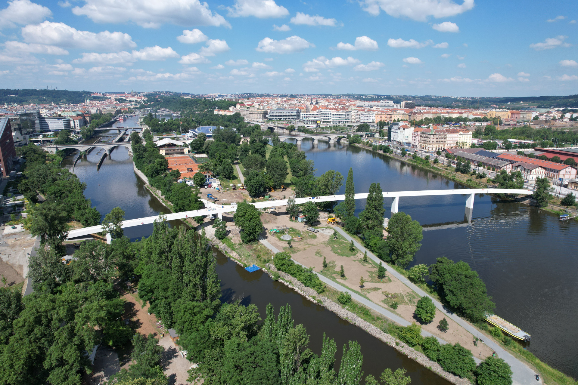 Mezi pražské mosty přibude od pátku nová bílá silueta Štvanické lávky