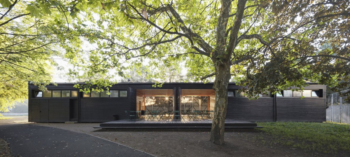 Podélný objem v kontrastu k vertikále stromů. (Občerstvení U Prutu, Prokš Přikryl architekti)