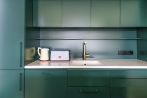 BY architects zrekonstruovali rodinný dům z 50. let v Praze s cílem zachovat charakter stavby.