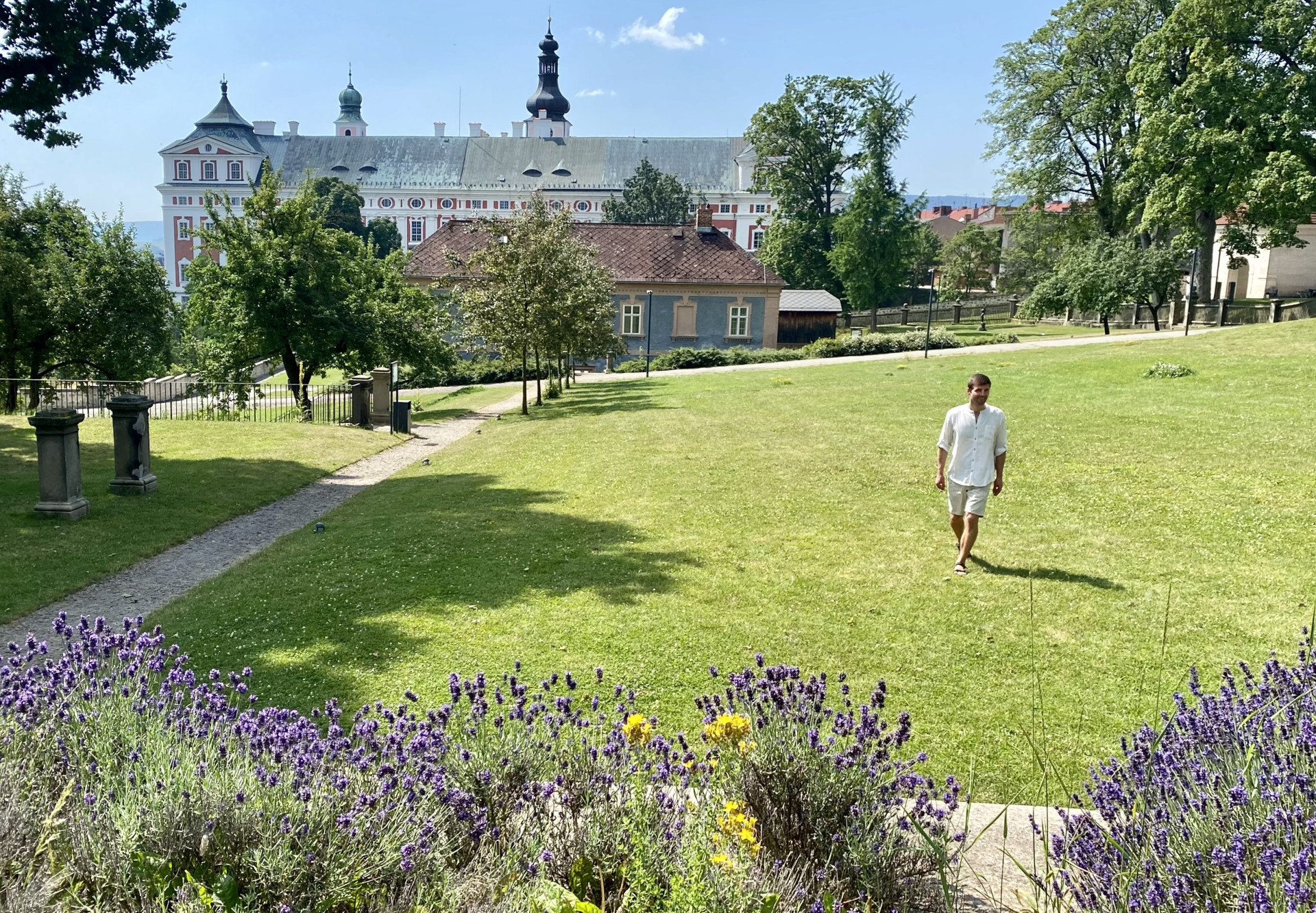 Po Broumově. Klášterním zahradám se nelze vyhnout.