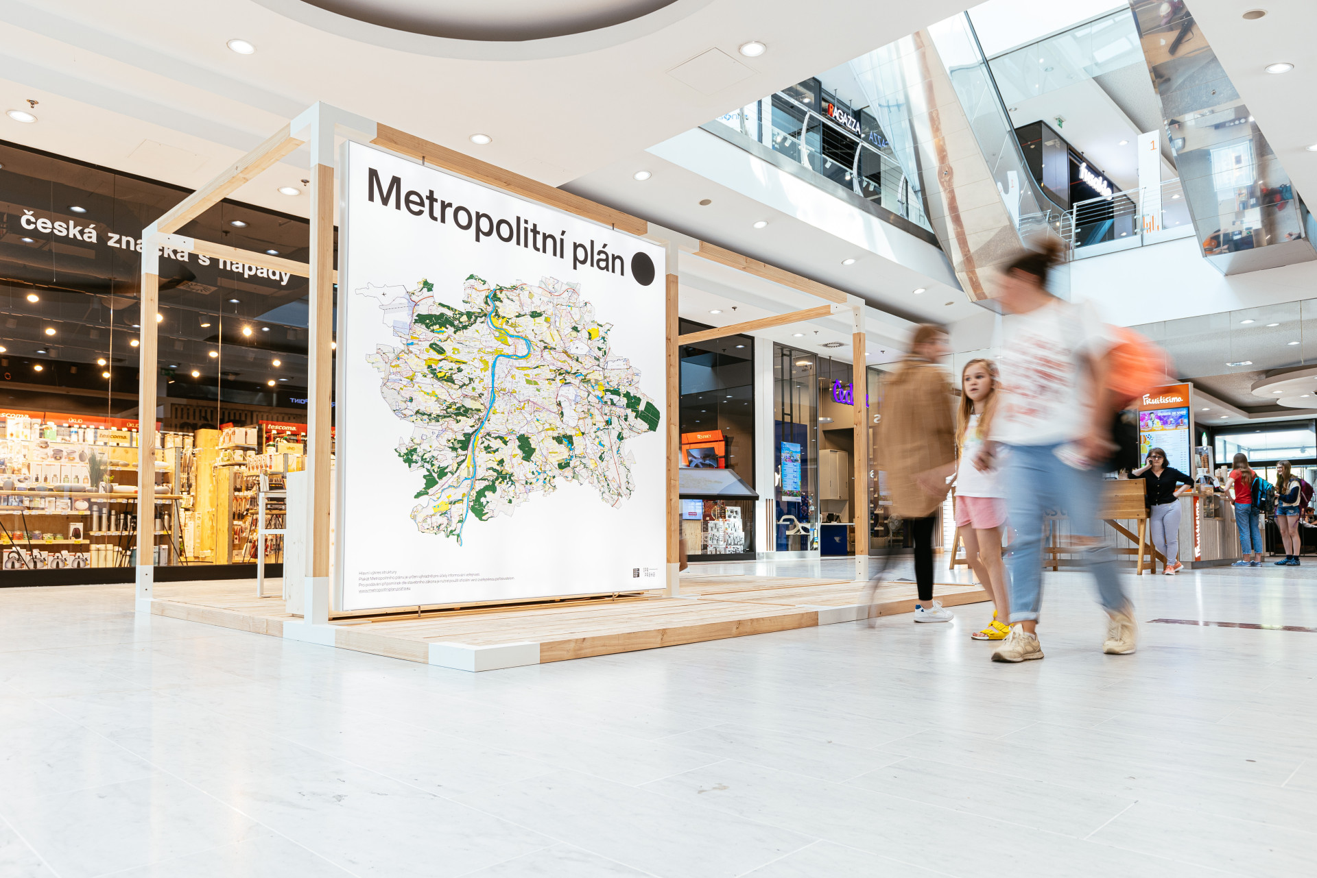 Modulární systém řady Y od Egoé posunuje dosavadní hranice využití venkovního prostoru. (na obrázku řada Gallery)