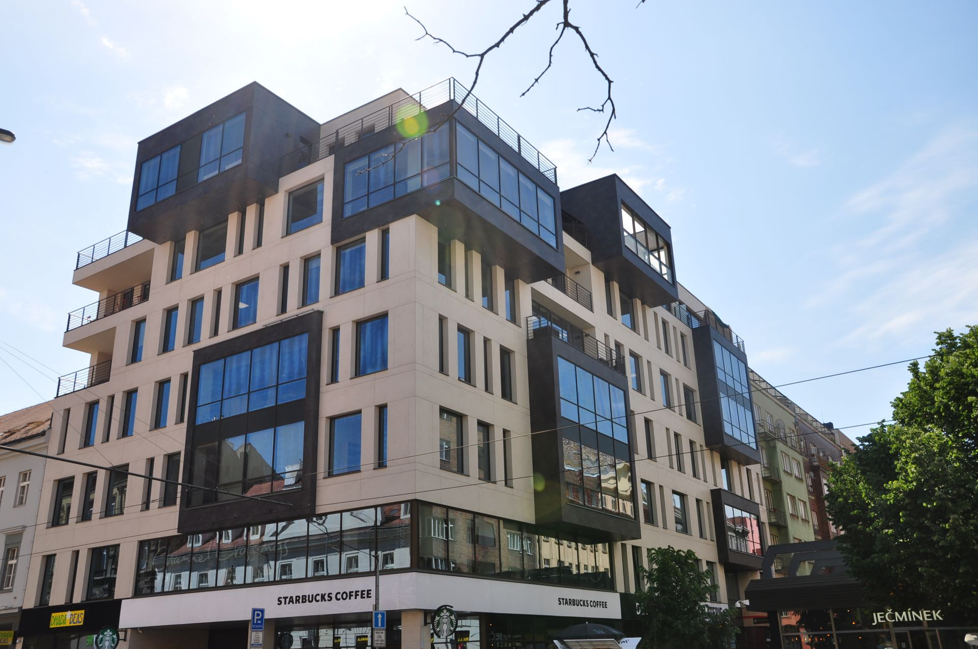 G Trade dodává a montuje keramické fasádní obklady od různých výrobců, takže nabízí široký výběr designů i technických řešení.