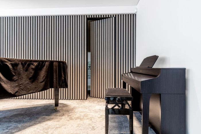 Atypické provedení dveří se skrytými zárubněmi a sjednoceným obkladem dveří a stěny