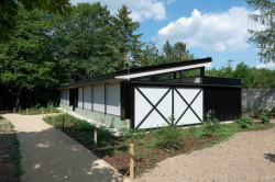 Drobná stavba respektuje půdorysnou stopu původního pavilonku mloků. (Multifunkční objekt ve zlínské zoo, studio New Work)