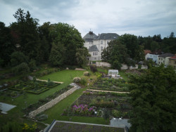 Základní koncepce je přísně geometrická – vychází z odkrytého historického tvarosloví, které zahradě dává jasný řád. (Krafferova zahrada v Jindřichově Hradci od matěj šebek architekti a Ateliér Za Mák)